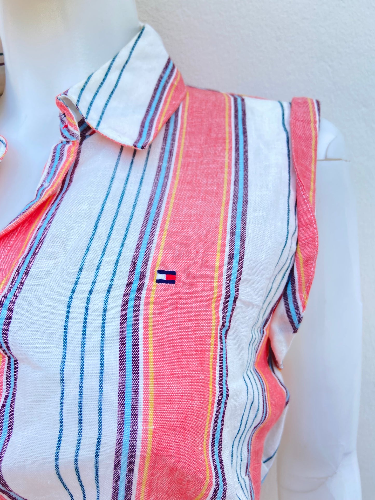Vestido TOMMY HILFIGER original, blanco con rayas en color naranja y azul, con lazo adicional, estilo camisón, 53 % Lino y 47 % algodón.