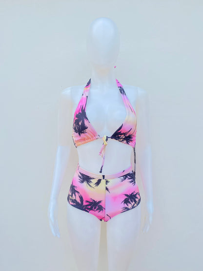 Biquini, de dos piezas  Rosado con estampado de palmeras.