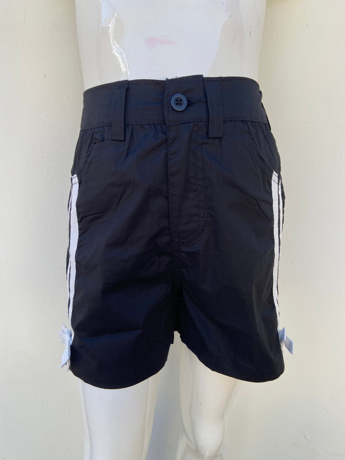 Short, negro con rayas en color blanco en los lados.