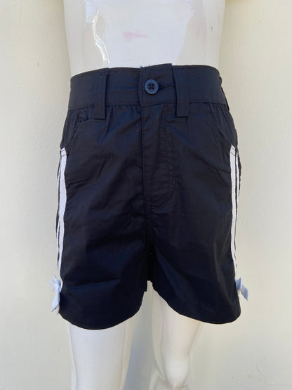 Short, negro con rayas en color blanco en los lados.