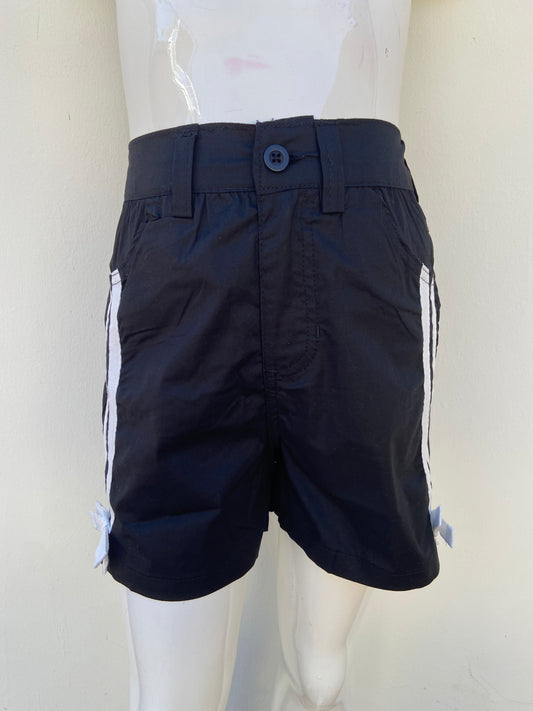 Short, negro con rayas en color blanco en los lados.