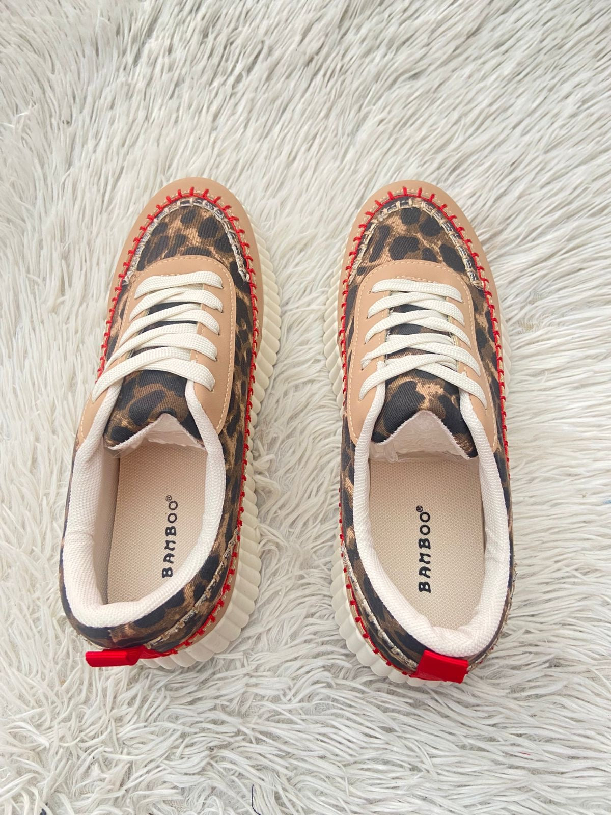 Tenis BAMBOO original crema con estampado de animal print y rojo en plataforma.