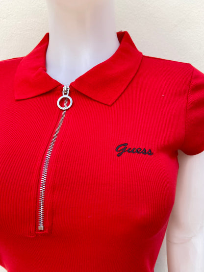 Polocher GUESS original, rojo con zipper en color plateado y letras GUESS en color negro.