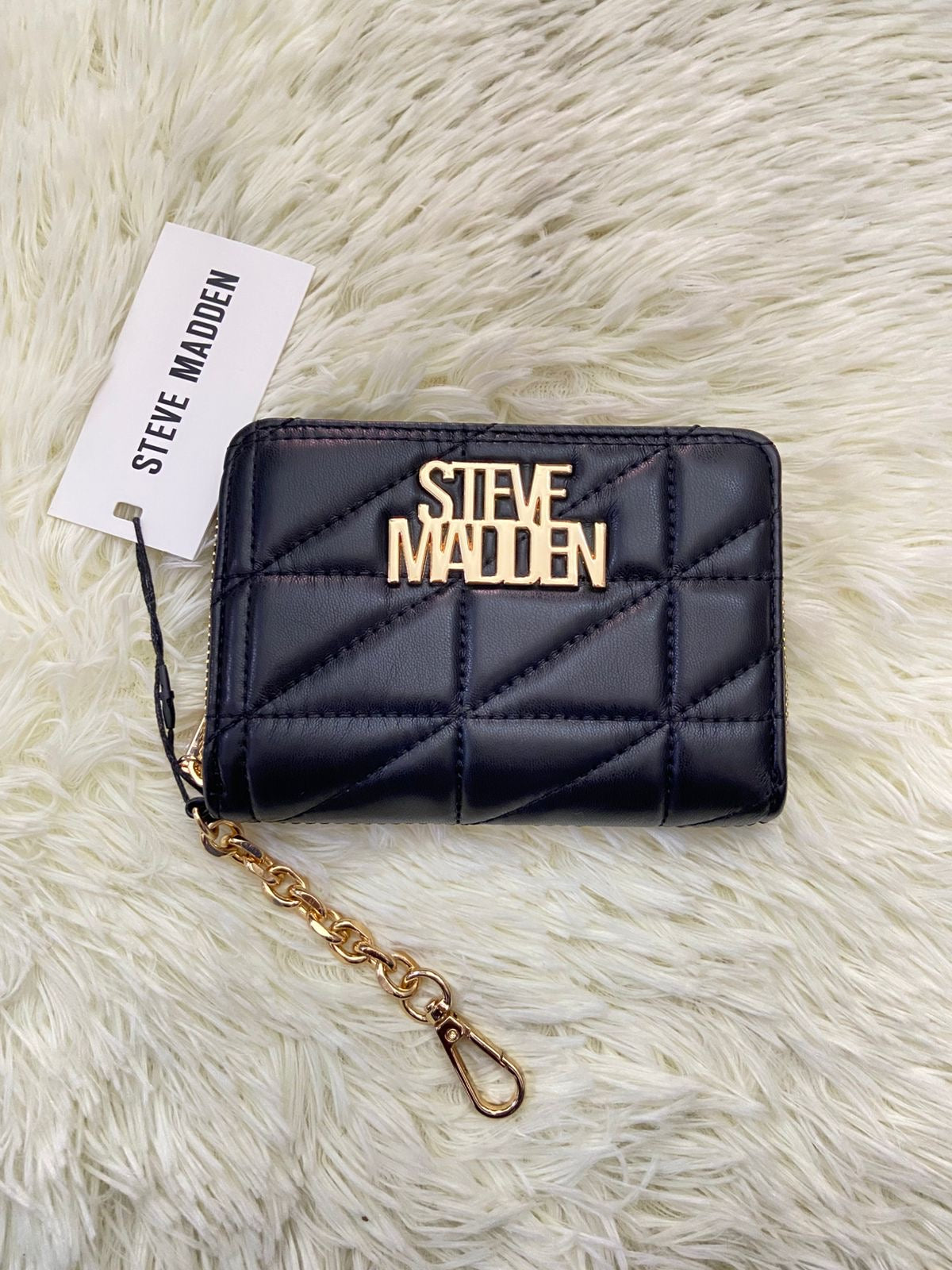 Monedero Cartera STEVE MADDEN original negro con placa de la marca en dorado y varios compartimentos.