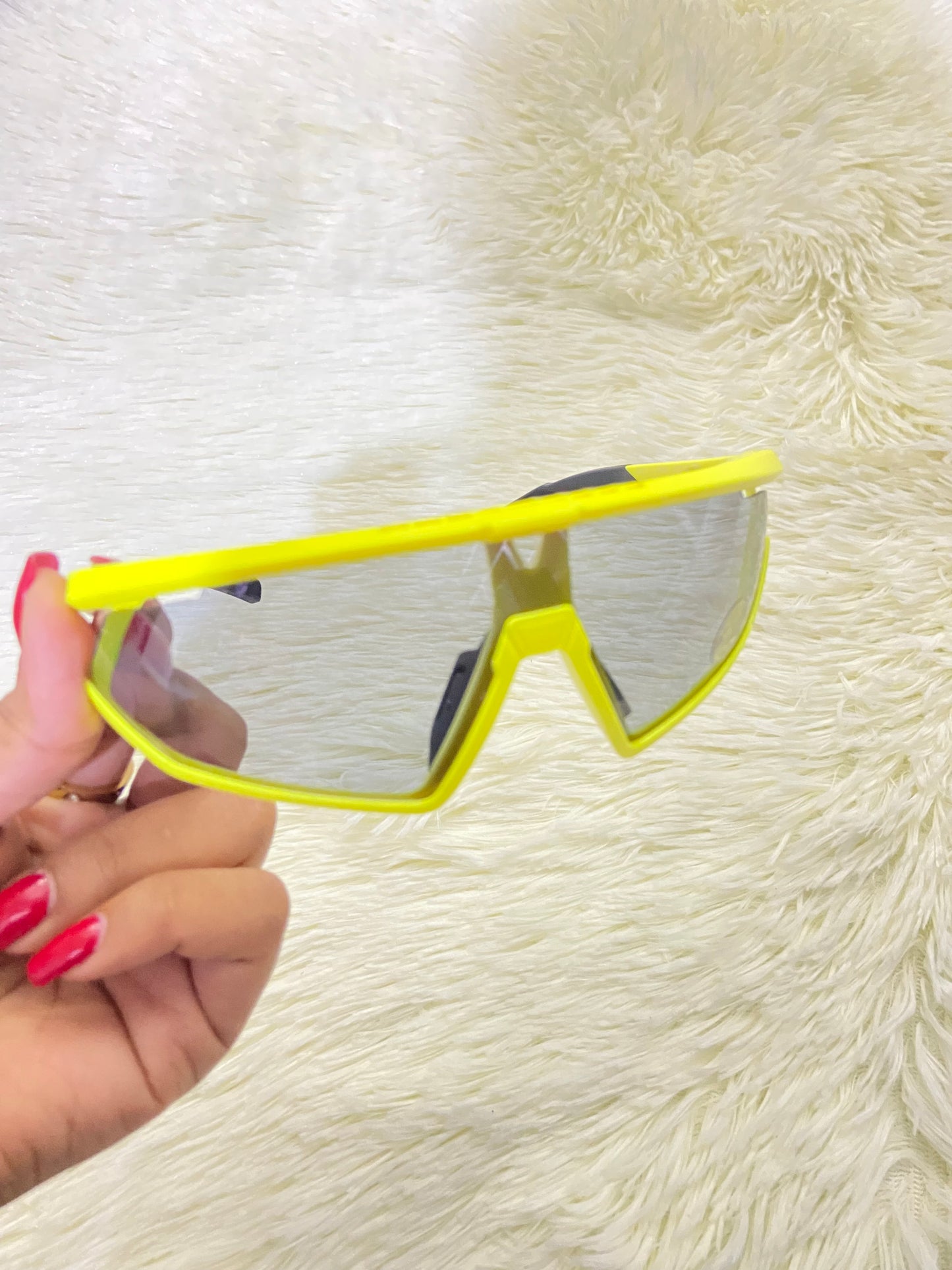 Lentes, negro con montura en color amarillo, con protección UV 400.