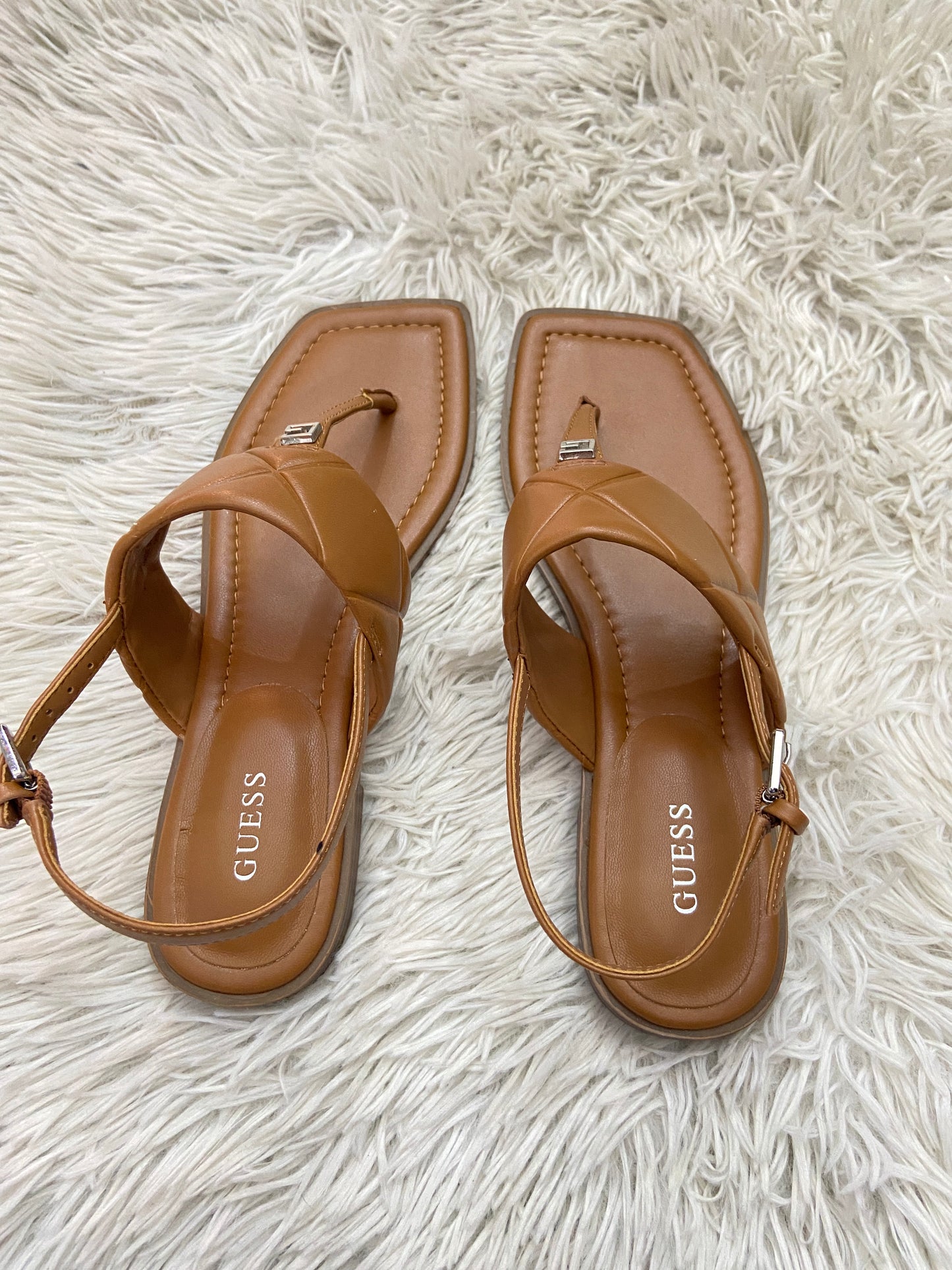 Sandalias Guess original marrón con correa ajustable y pequeña placa G.