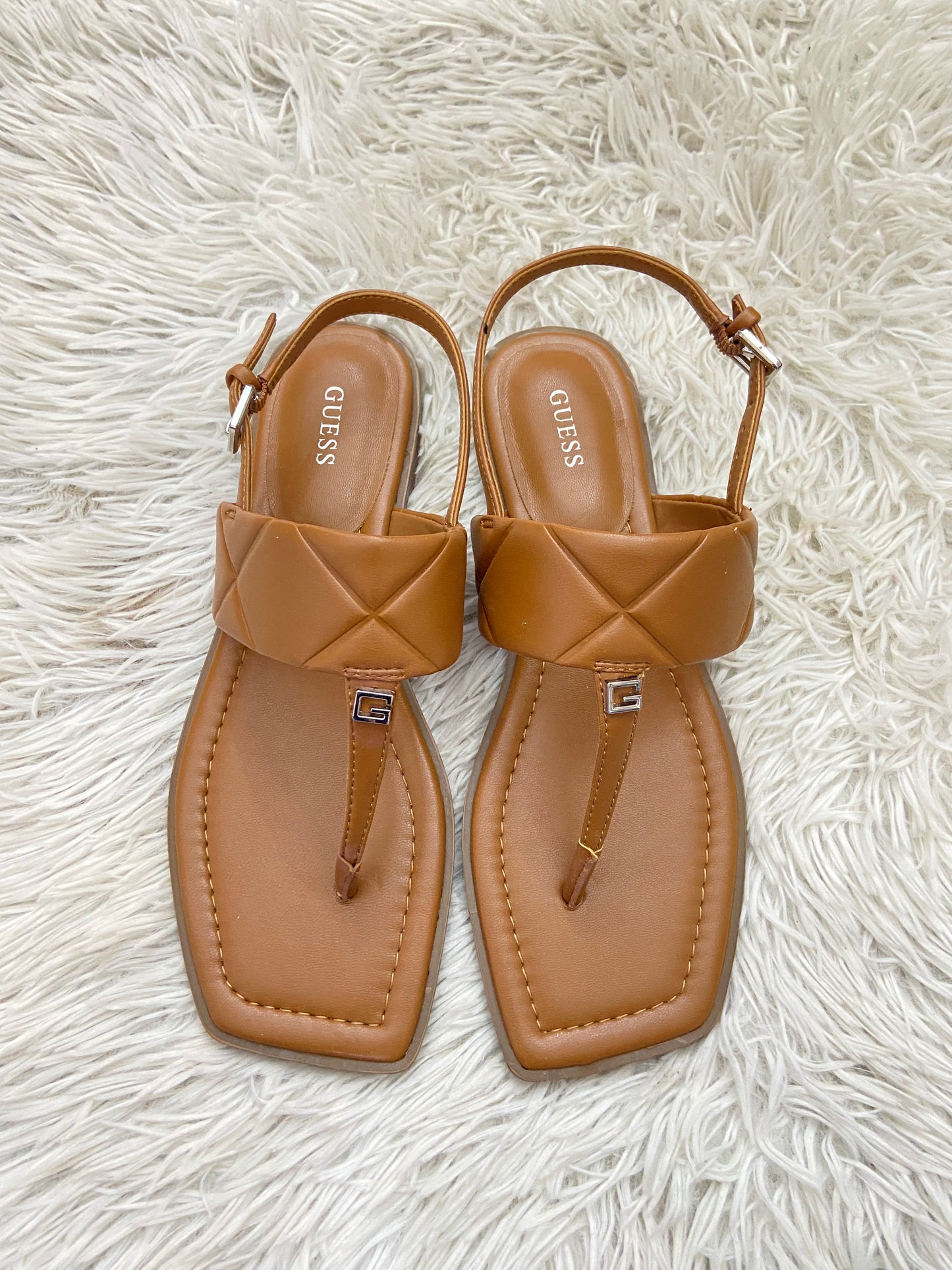 Sandalias Guess original marrón con correa ajustable y pequeña placa G.