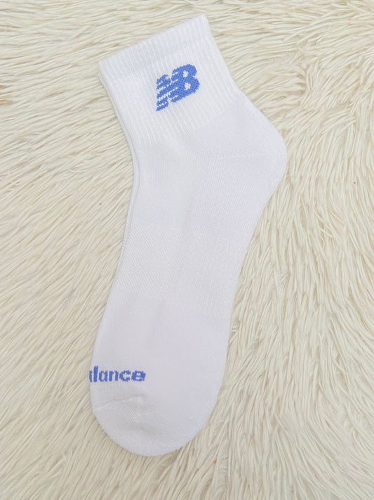 Medias NEW BALANCE Original, Blanca con logotipo NB en azul.