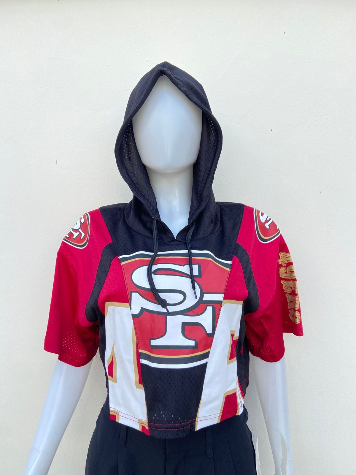 Top NFL original, negro con rojo, blanco y letras SF en blanco, y capucha.