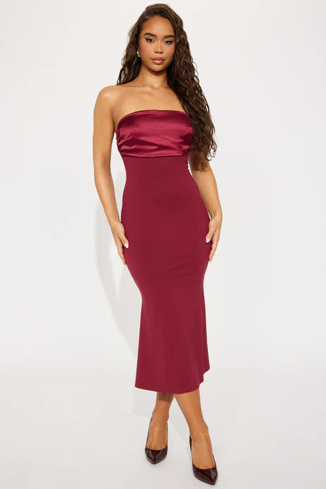 Vestido, rojo vino liso en satin la parte de arriba, strapless, largo.