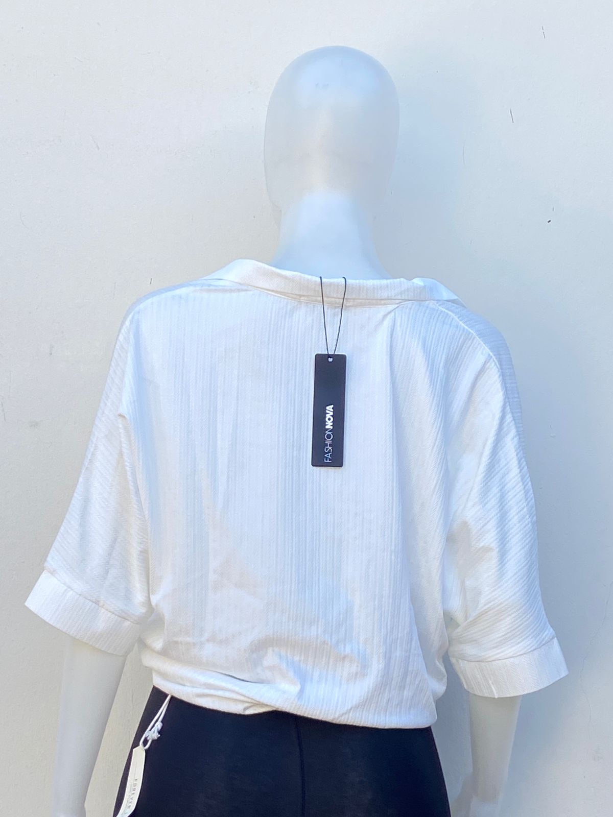 Top/Camisa, blanca estilo canalé, con botones.