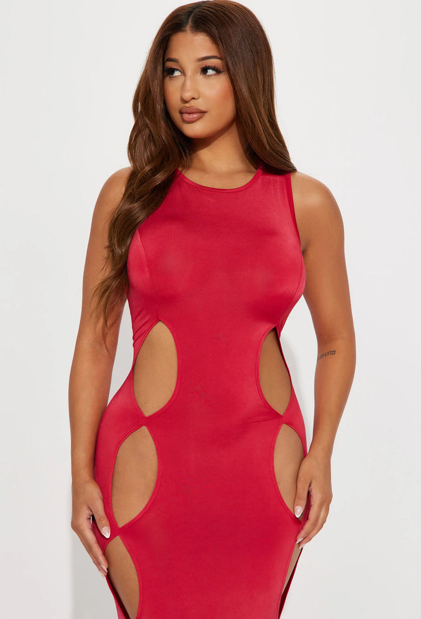 Vestido Fashion Nova original rojo con abiertos en frente.