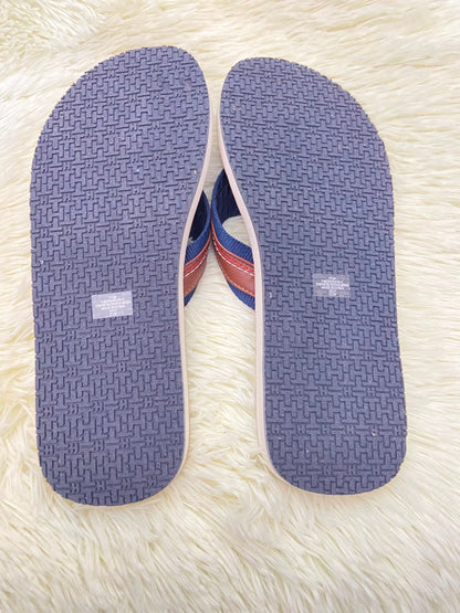 Sandalias TOMMY HILFIGER Original, Marron oscuro con detalles en color azul marino y placa HILFIGER en color bronce.