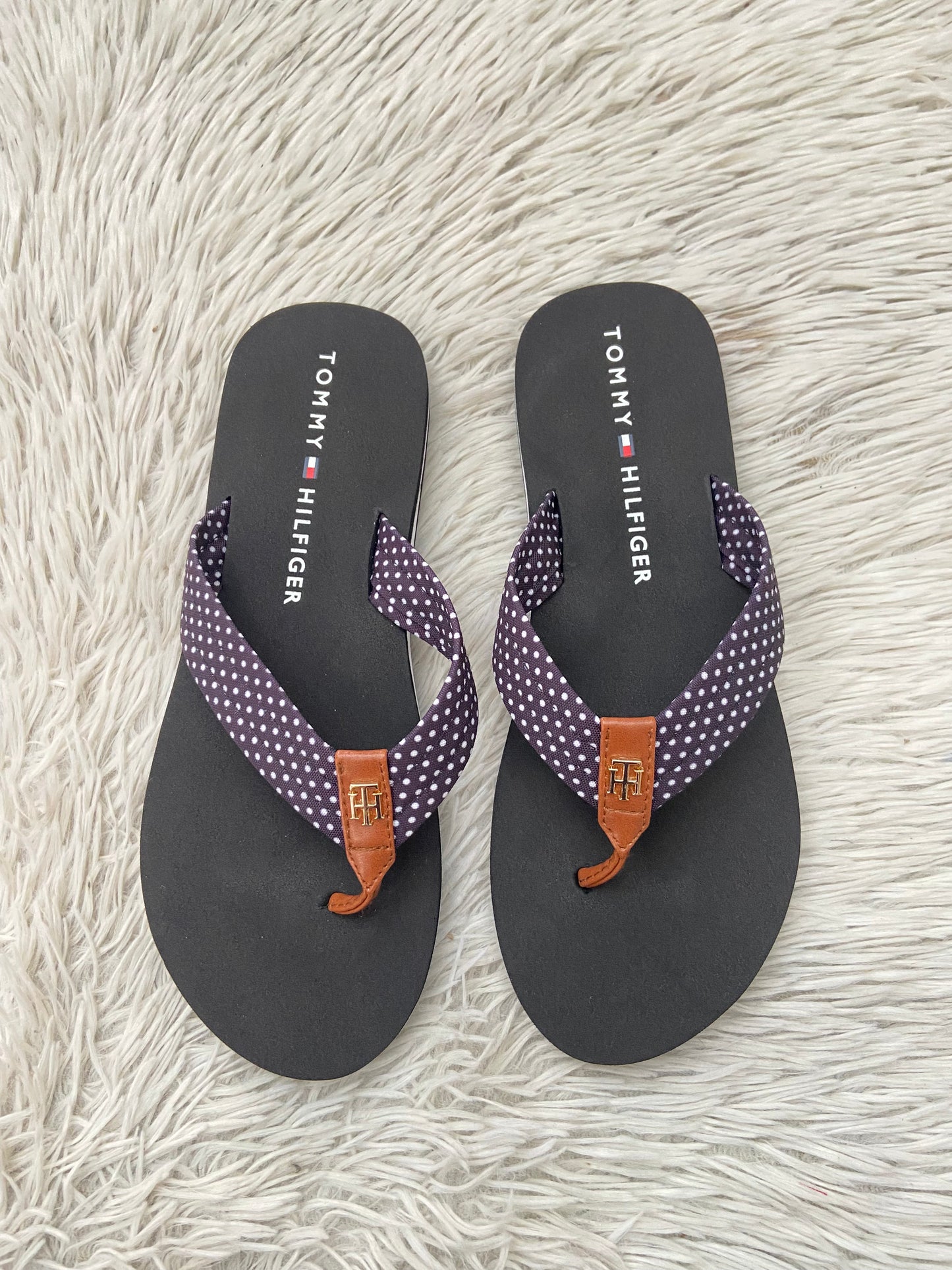 Sandalias TOMMY HILFIGER ORIGINAL negra con estampado de lunares blanco y detalles en marrón.