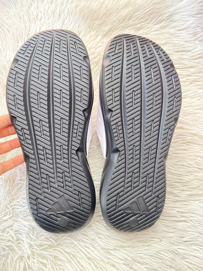 Sandalias ADIDAS original, negra con blanco y logotipo de la marca en frente, ajustables.