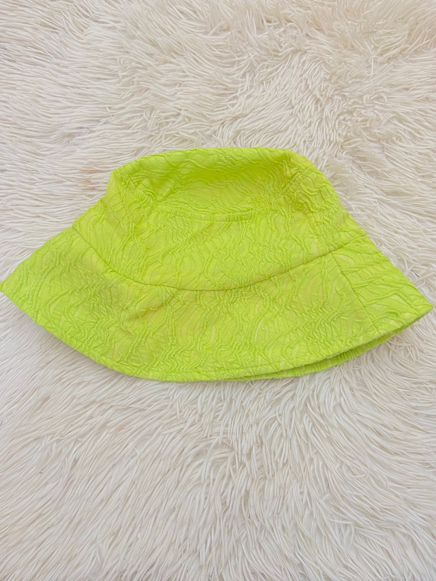 Gorro, verde limón con diseño de línea.