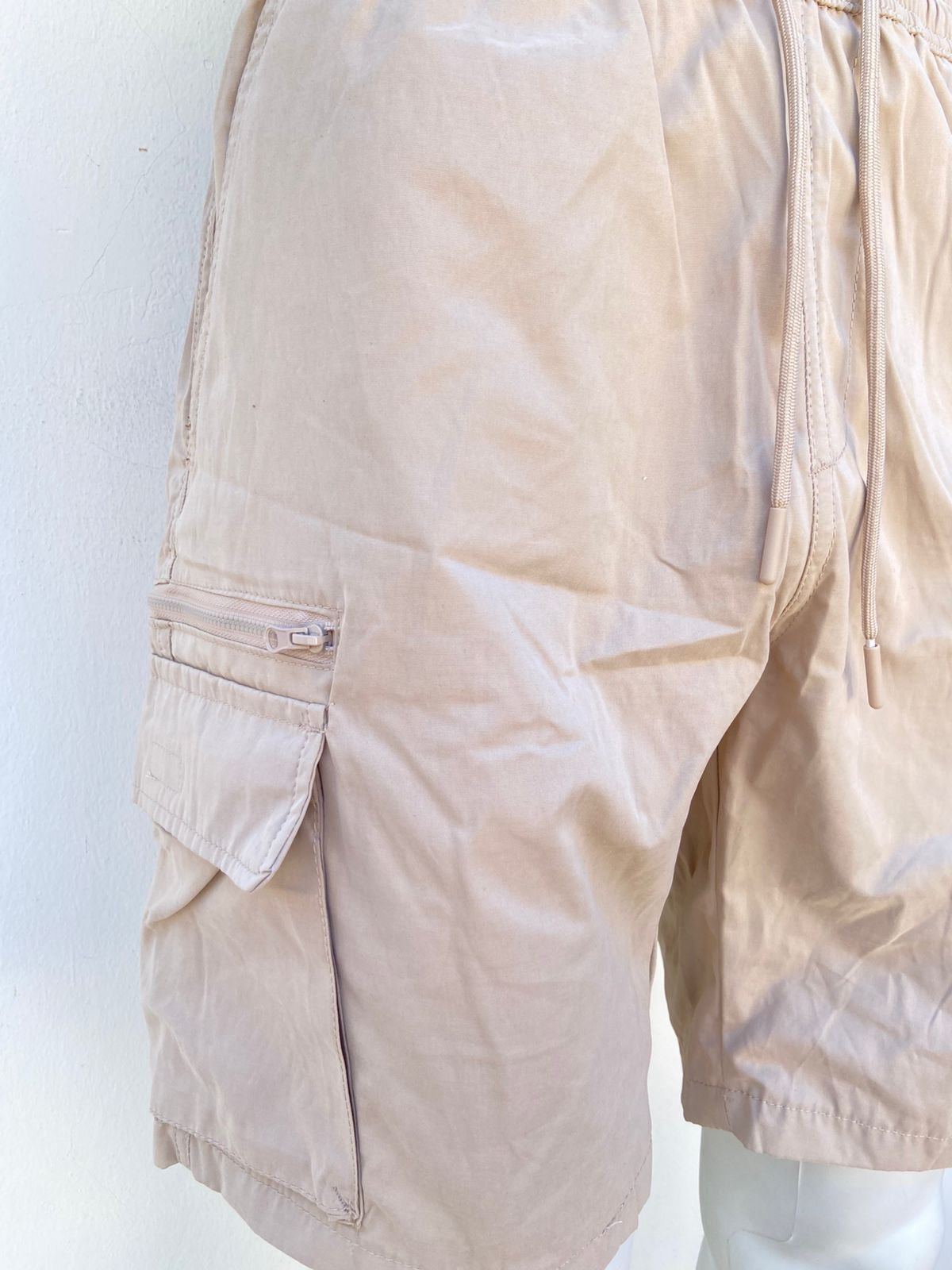 Bermuda Forever 21 Original en color creme con bolsillos en los lados siper y lazos ajustables