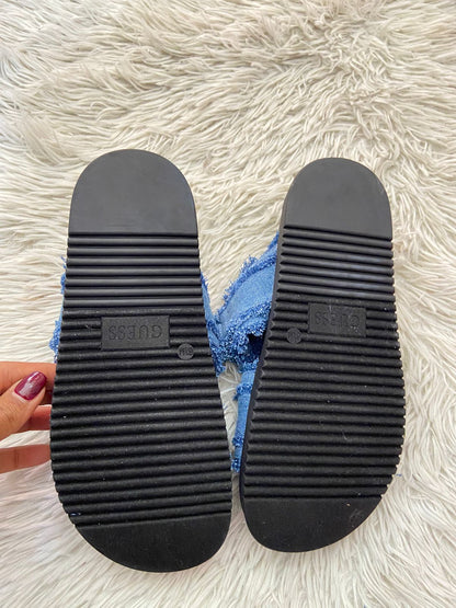 Sandalias GUESS original, negra con azul y tela en Jean con placa GUESS en plateado.