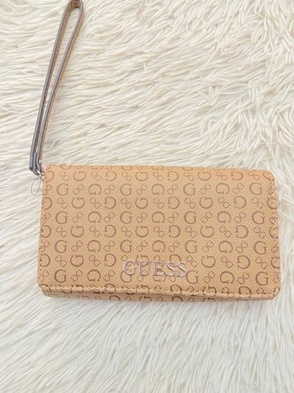 Monedero/ Cartera GUESS original marrón con crema y letras G con placa GUESS en color plateado.