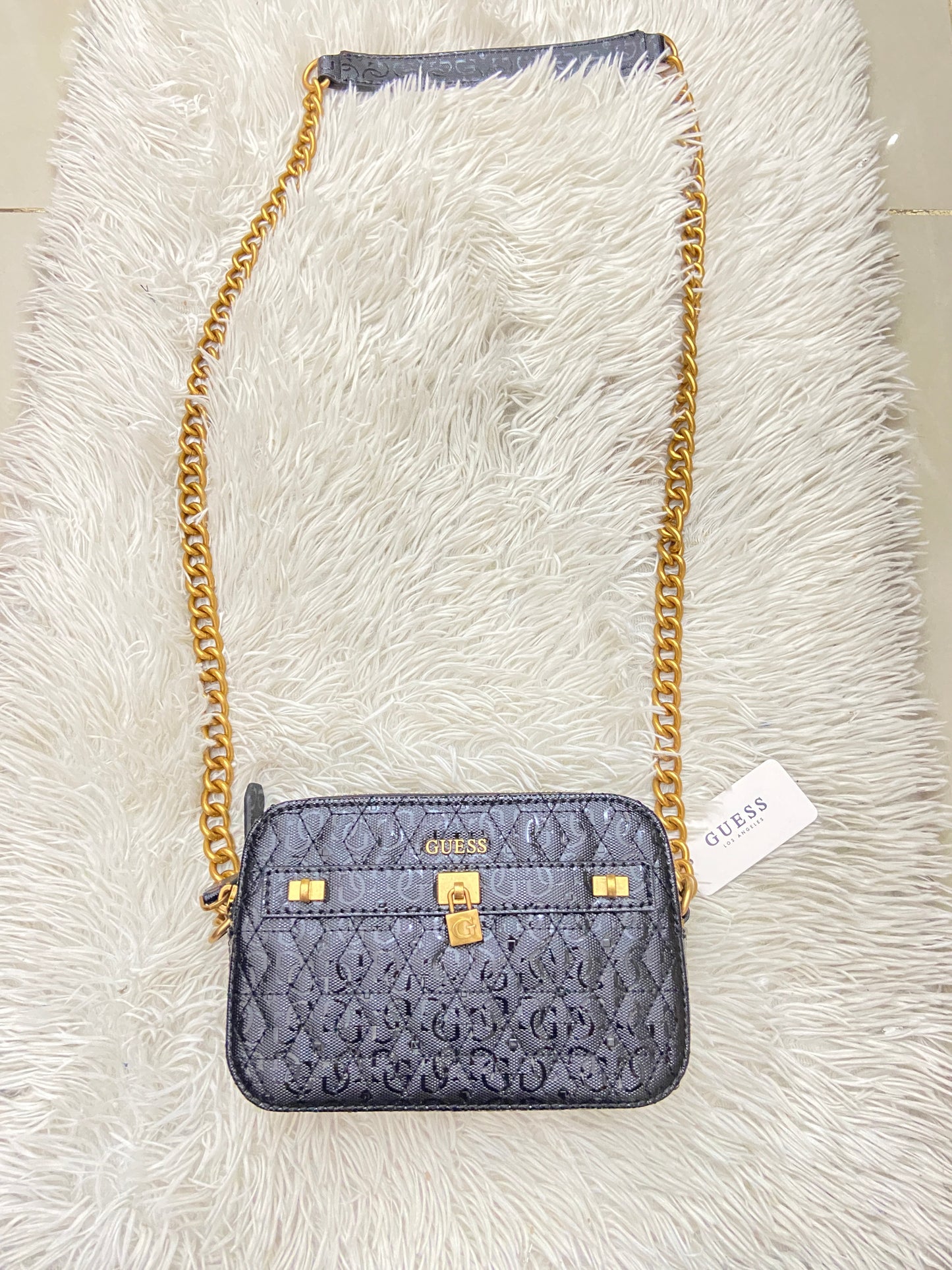 Cartera Guess original negra con  cadena y placa Guess en dorado.