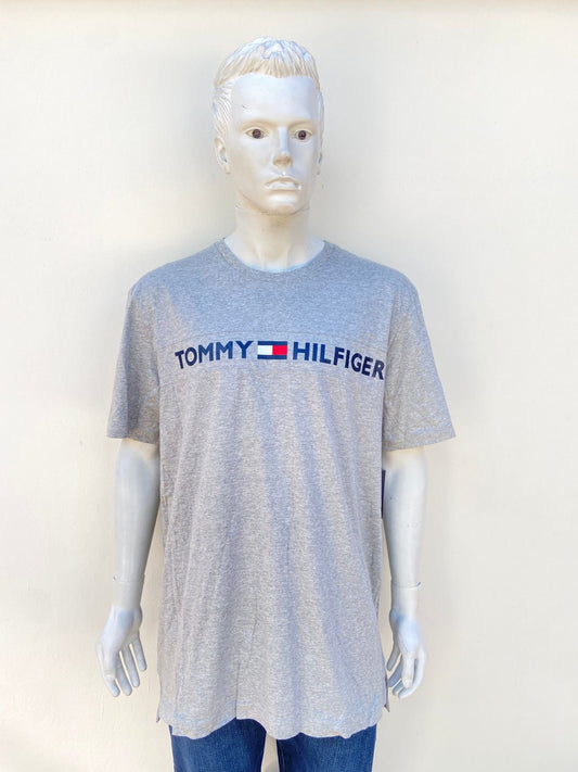T-shirt TOMMY HILFIGER Original en color gris con letra de la marca en color azul marino y logotipo al frente.