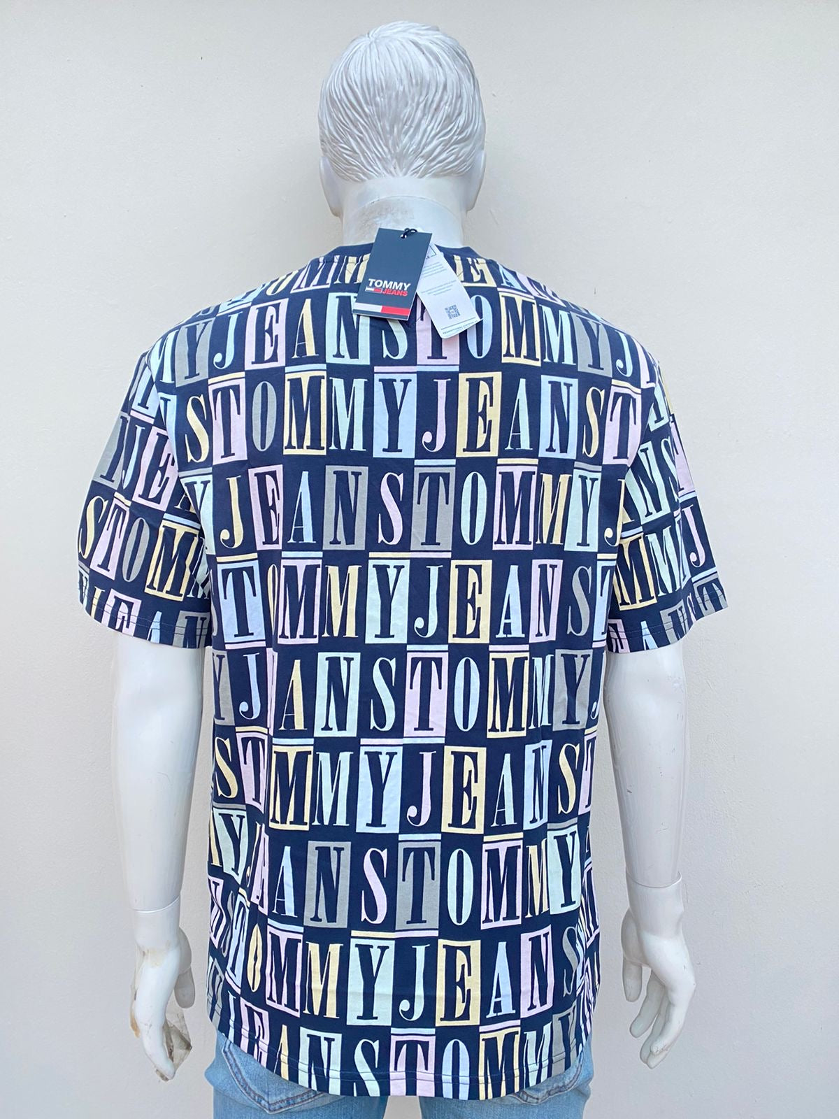 T-shirt Tommy Hilfiger original azul marino con muchas letras TOMMY en colores pasteles.