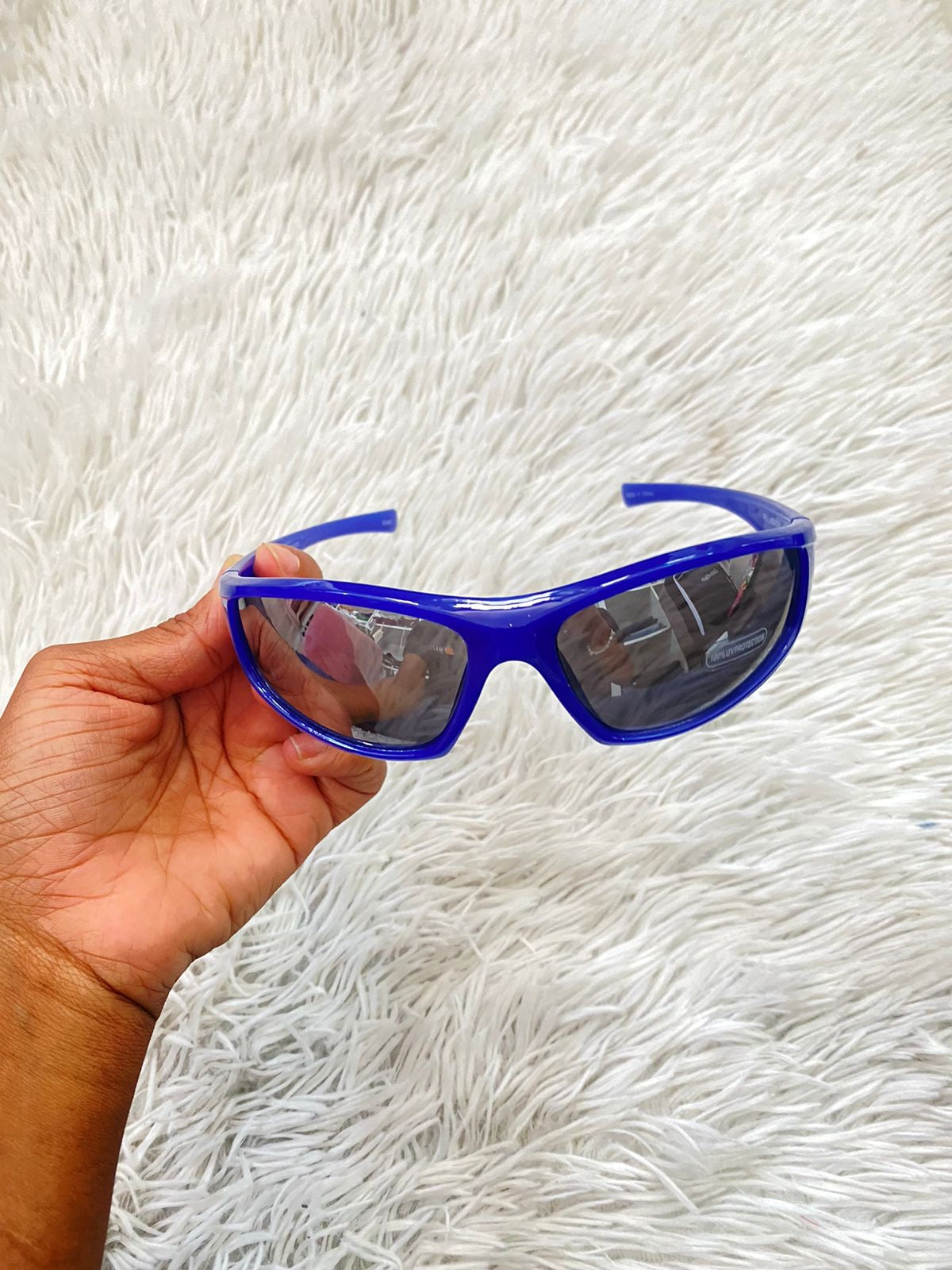 Lentes Fashion Nova original azul oscuro con micas oscuras.