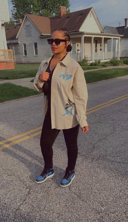 Camisa/ Camison/ blusón Forever 21 original crema con diseños de palmeras y detalles en azul.