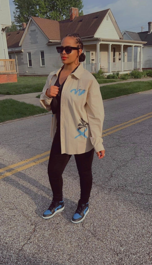 Camisa/ Camison/ blusón Forever 21 original crema con diseños de palmeras y detalles en azul.