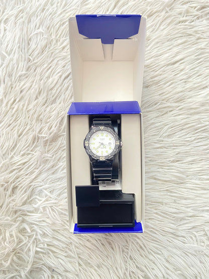 Reloj Casio original negra con fondo en color blanco y verde.
