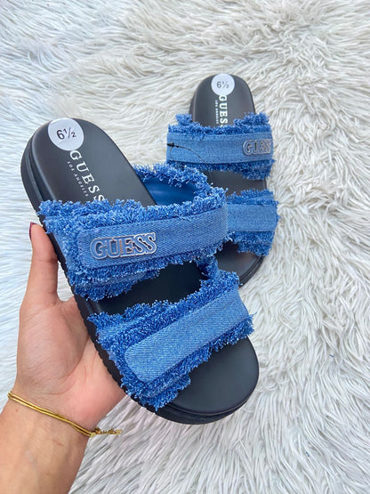 Sandalias GUESS original, negra con azul y tela en Jean con placa GUESS en plateado.