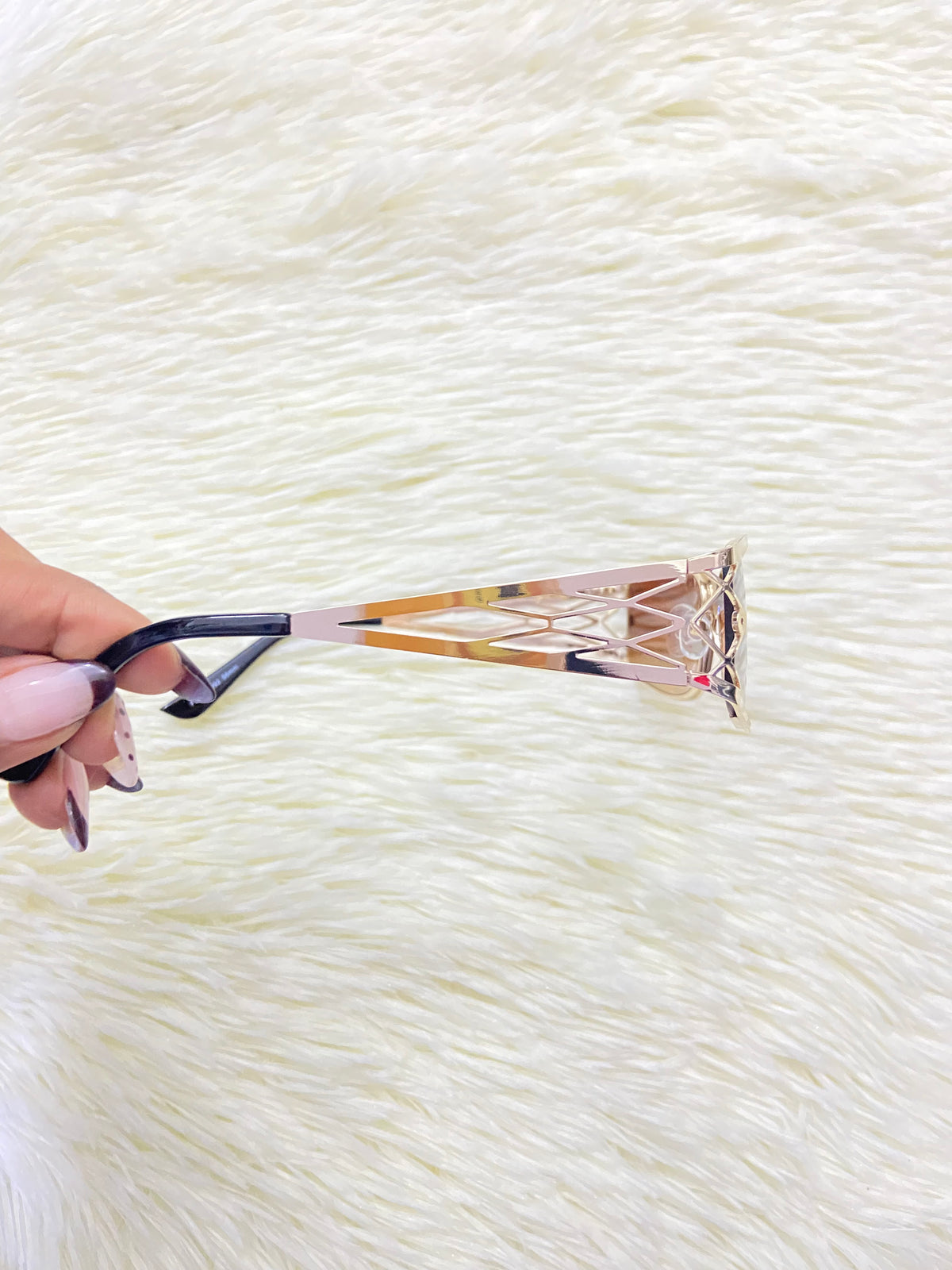 Lentes, marron con diseño abierto en la montura, más protección UV 100%.