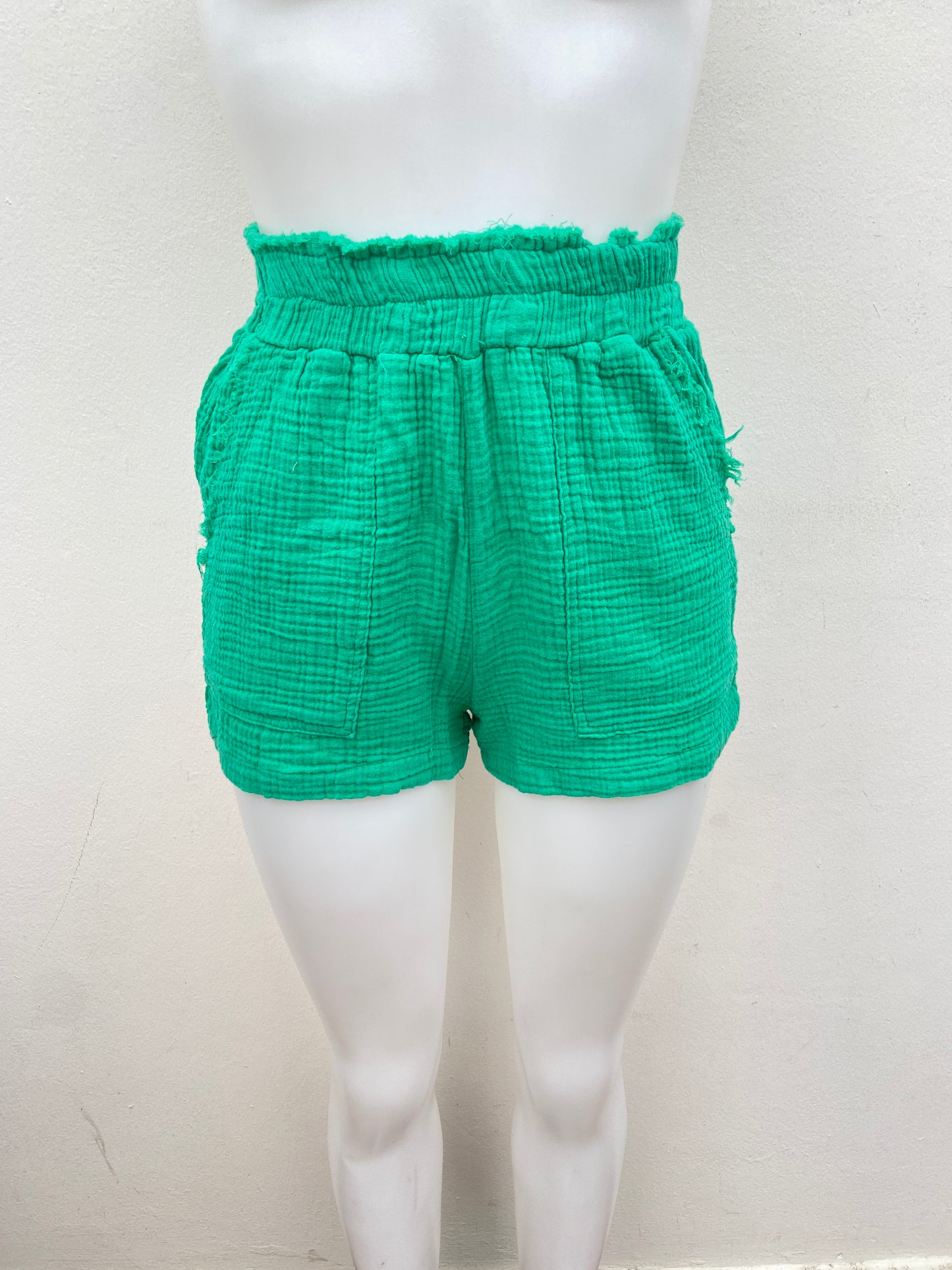 Short, verde con detalles de destruido en la parte de arriba y bolsillos.