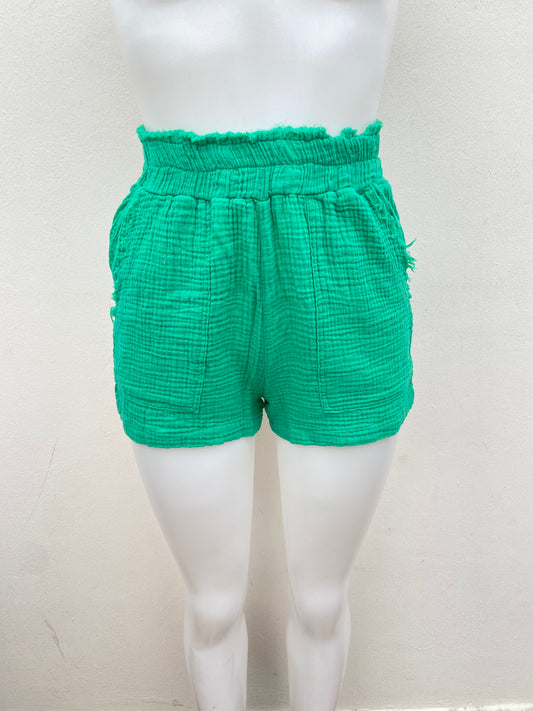 Short, verde con detalles de destruido en la parte de arriba y bolsillos.