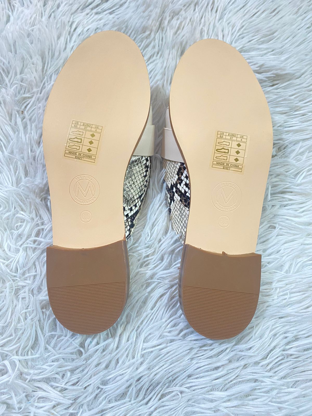 Sandalias MIAK COLLECTION original crema con animal print y detalles dorados.