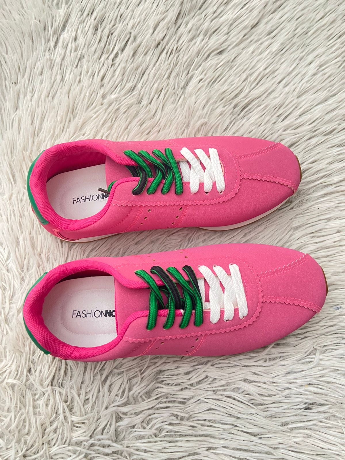 Tenis Fashion Nova rosado con cordones en blanco y verde y suelas en color blanco y marrón.