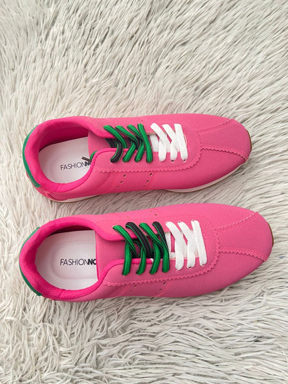 Tenis Fashion Nova rosado con cordones en blanco y verde y suelas en color blanco y marrón.
