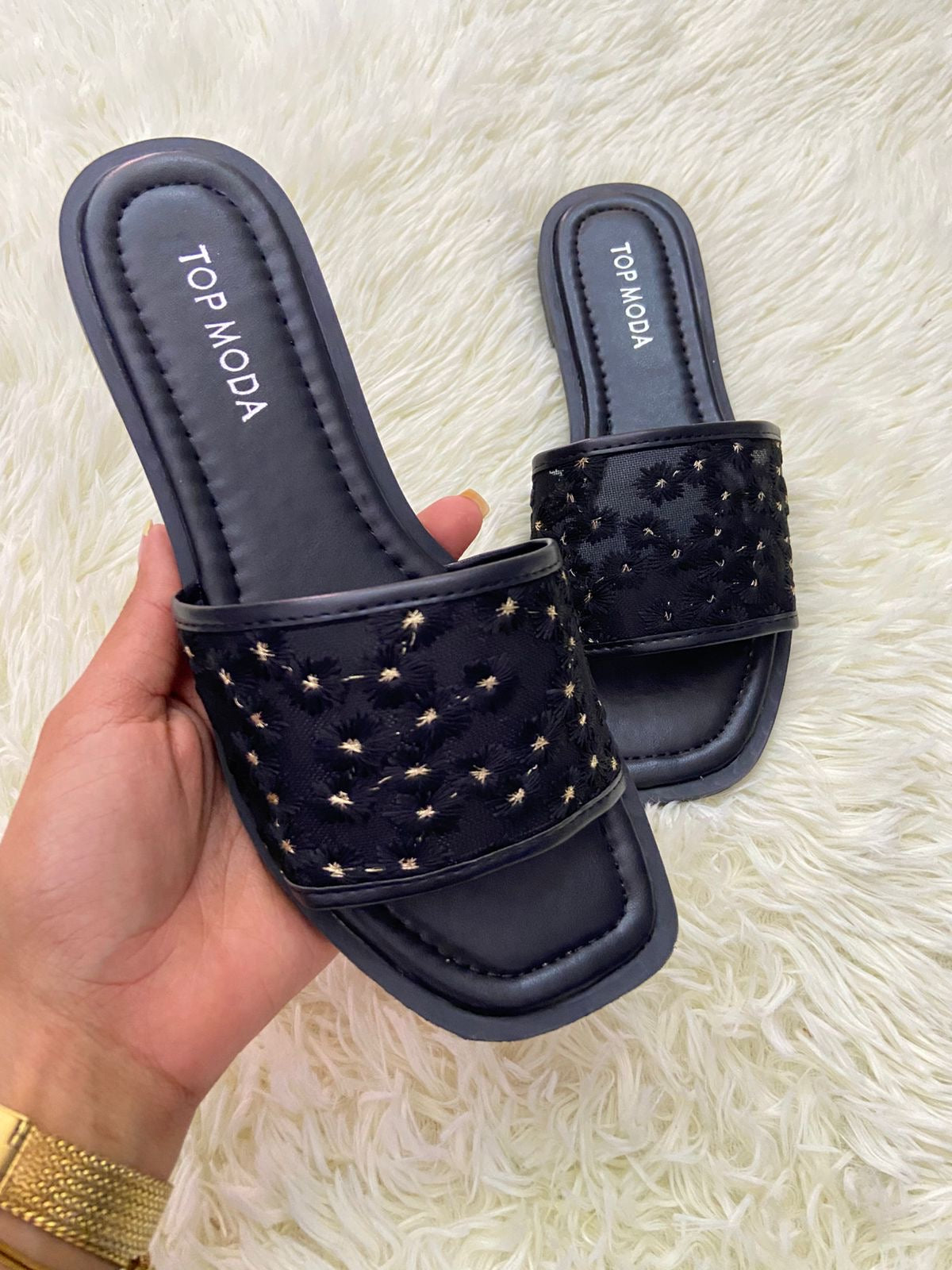 Sandalias TOP MODA original, negra transparente con bordado de flores.