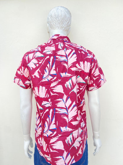Camisa MBX PREMIUM GOODS original, rojo vino con estampado de palmeras en color rosado palo, 100 % algodón.