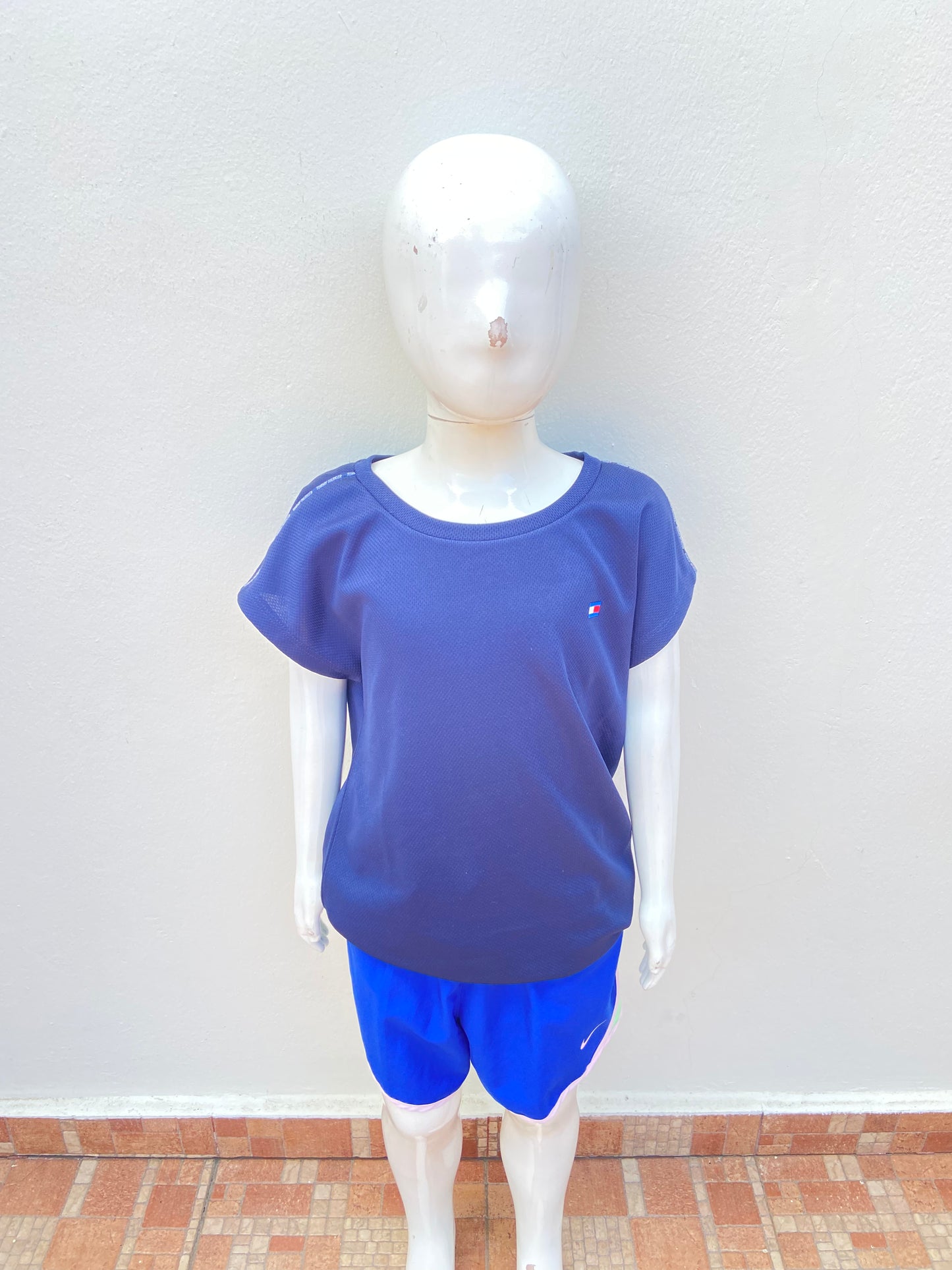 T-shirt Sueter Tommy Hilfiger original, azul marino con logotipo de la marca pequeño.