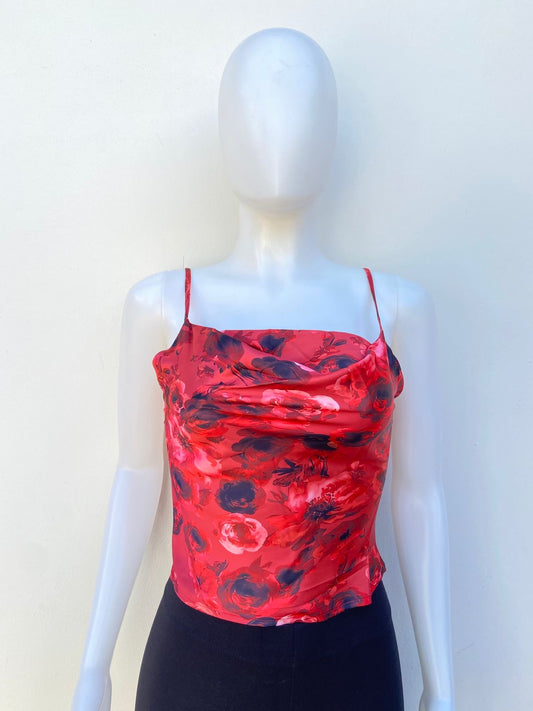 Top Fashion Nova original rojo con estampado de rosa negra.