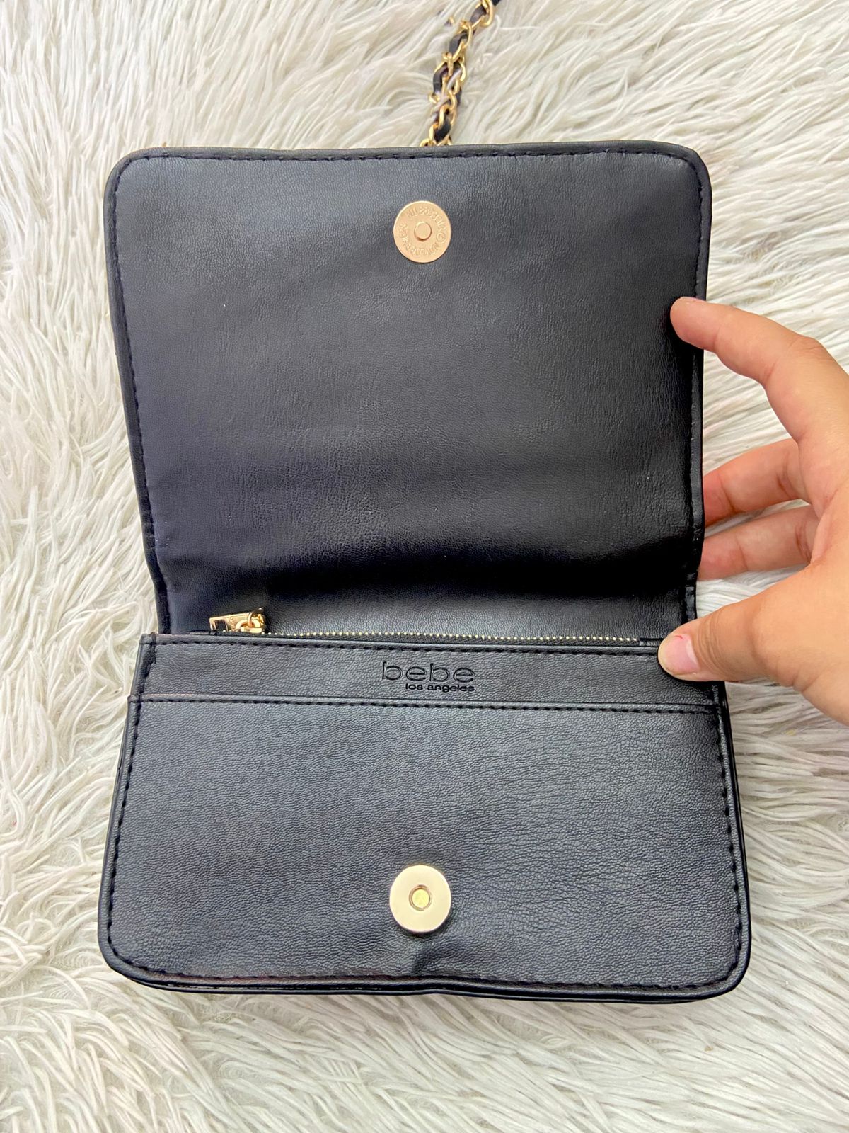 Cartera BEBE Original, negro con nombre de la marca al frente en color dorado, correa tipo cadena enlazada con tela negra.