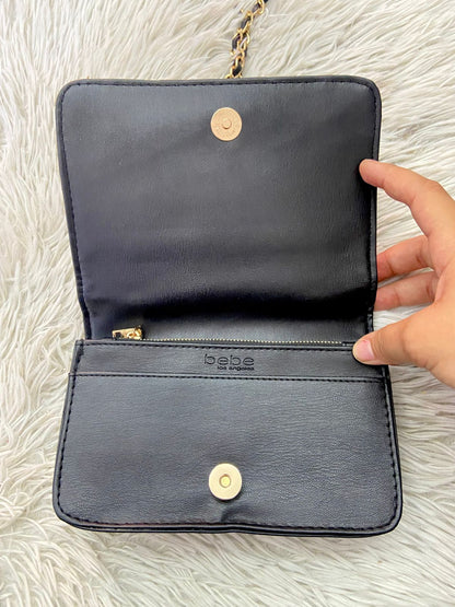 Cartera BEBE Original, negro con nombre de la marca al frente en color dorado, correa tipo cadena enlazada con tela negra.