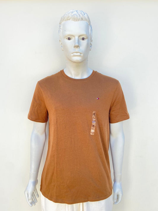T-shirt TOMMY HILFIGER Original, en color marron claro con logotipo de la marca en el lado en pequeño.