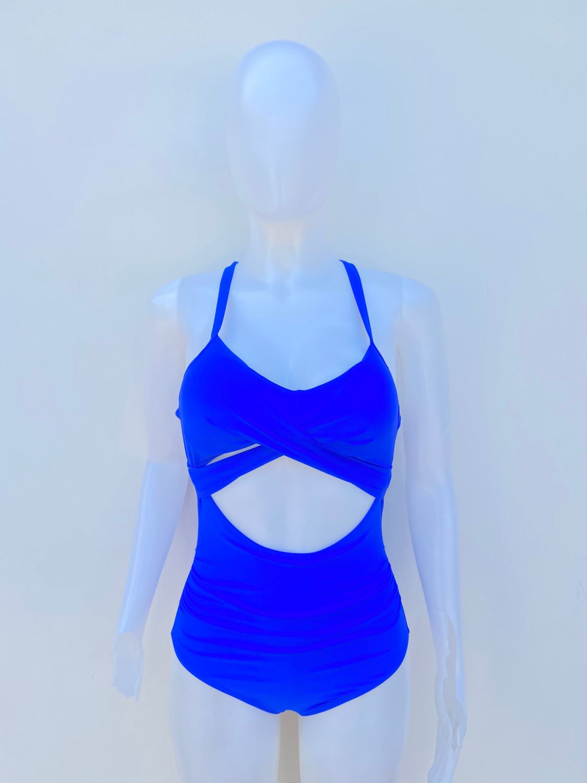 Biquini, azul rey con lazos ajustables en la parte delantera y esconde en frente, una piezas.