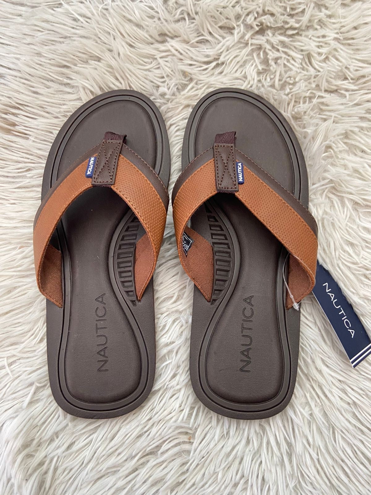 Sandalias NAUTICA original, marrón oscuro con marrón caramelo en frente y nombre de la marca en blanco.