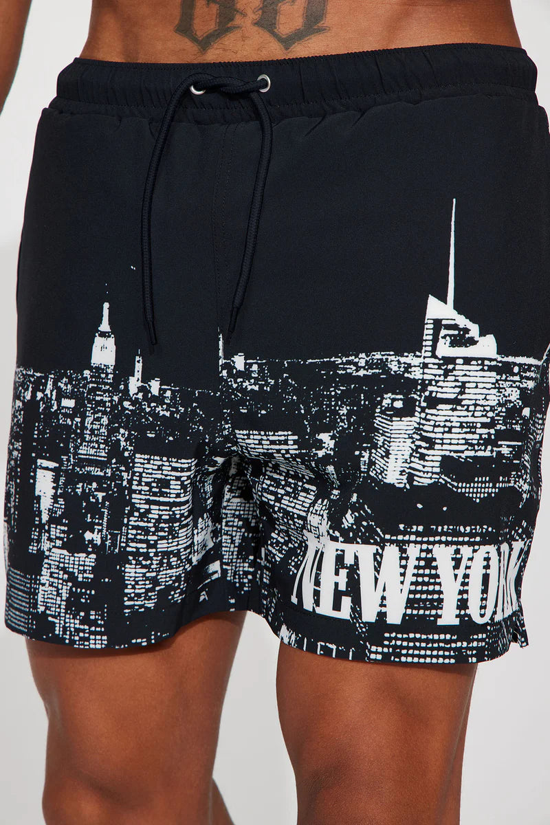 Bañador/Baggy, negro con estampado de la ciudad de Nueva York en blanco, interior en malla transpirable con bolsillos laterales y bolsillos traseros.