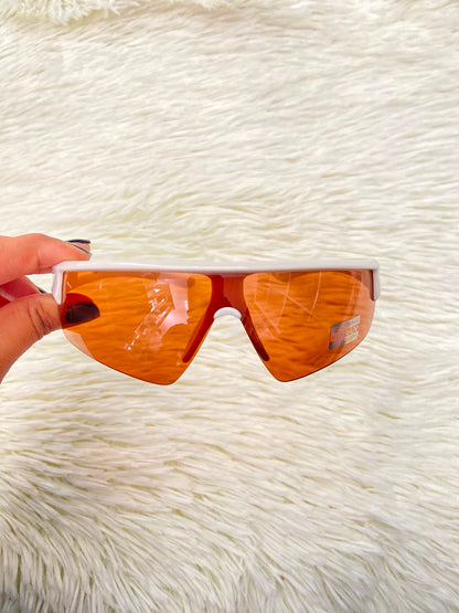 Lentes, naranja con montura en color crema y micas naranja, con preparación UV 100%.