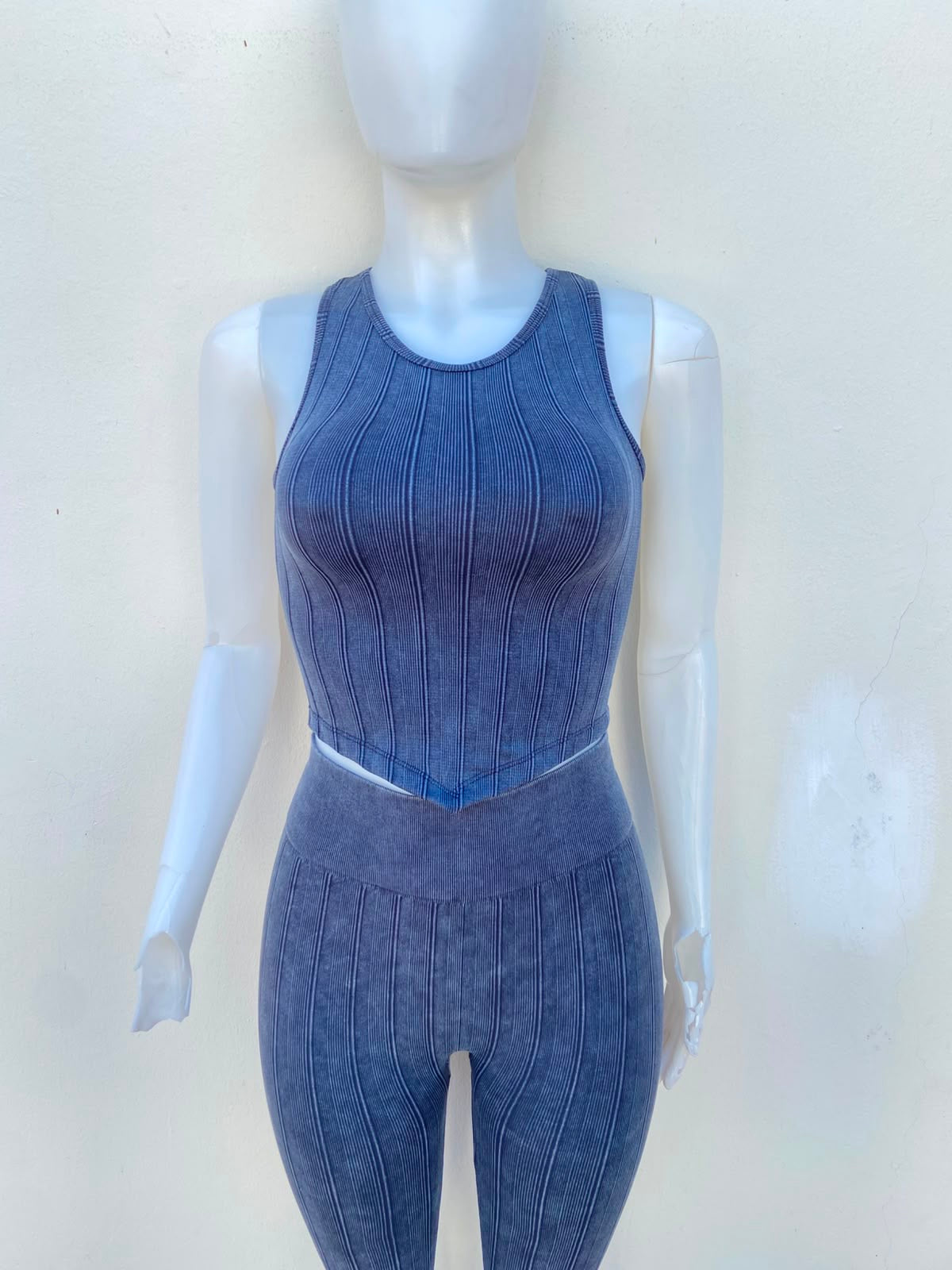 Conjunto Legging y top en color azul marino con tejido de líneas verticales y legging con pretina alta.