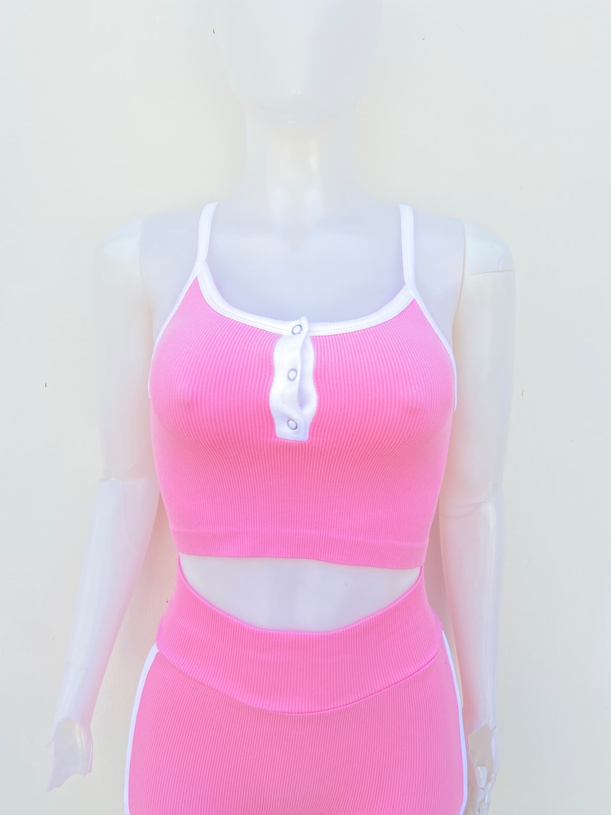 Conjunto JULIA BY LOVE J Original legging y top en color rosado con manga de tiros y detalle al frente en color blanco.